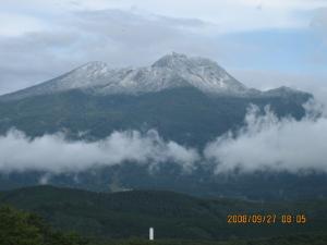 妙高山に初冠雪がありました。