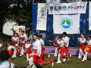 青空教室で講演される小山先生と妙高心の踊り