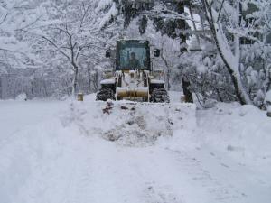 ロッヂ前を除雪する除雪車