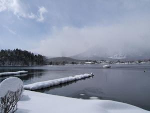 湖畔より黒姫山を望む（ちょっと雲に隠れています）