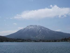 野尻湖畔より黒姫山を望む