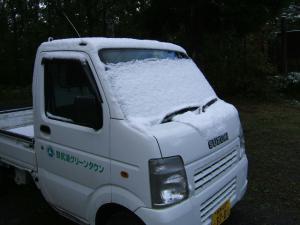 軽トラに積もった雪