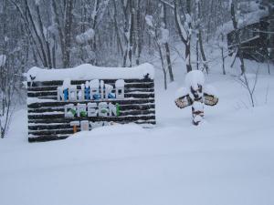 雪に埋もれた看板