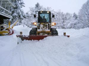 グリーンタウンのタイヤローダーによる除雪