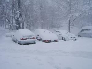 雪に埋もれた自動車