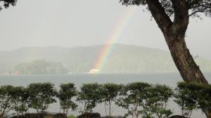 湖上を渡るきれいな虹