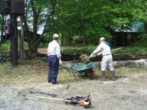 神山ロッヂの池が何十年ぶりにきれいになりました。