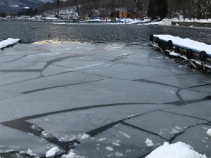 斑尾山中腹の野尻湖テラスから、黒姫山と野尻湖を望む