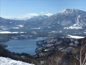 斑尾山中腹の野尻湖テラスから、黒姫山と野尻湖を望む